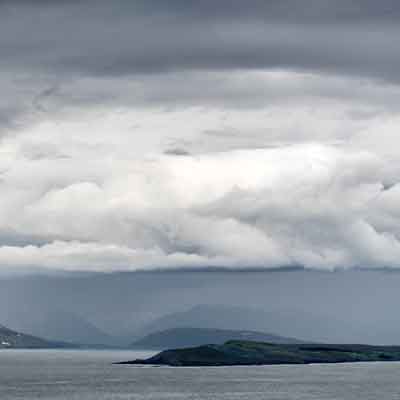 Tr&ouml;llskagi: Rastplatz im &Oacute;lafsfj&ouml;r&eth;ur-Tunnel Wolken &uuml;ber dem Fjord